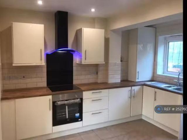 For Rent! 2 BA 3 bedroom semi detached house for rent in Overd.