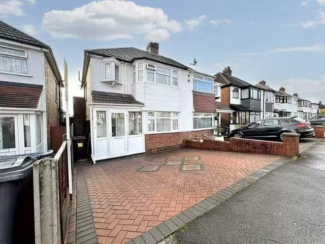 Just in! 2 BA 3 bedroom semi detached house for rent in Rocky.