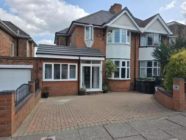 Deal! 2 BA 3 bedroom semi detached house for rent in Welwyndal.