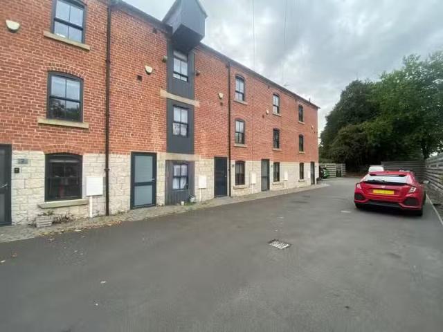 Rental! 2 BA 3 bedroom terraced house for rent in Canalside Wh.