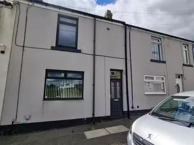 Cozy 2 BA 3 bedroom terraced house for rent in Chapel Street.