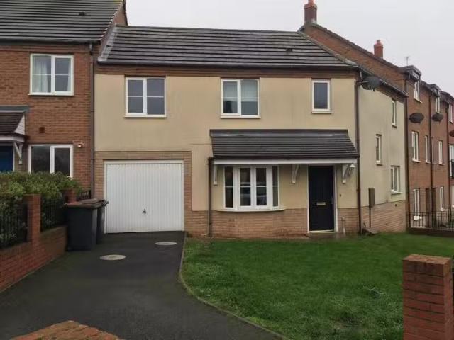 For Rent! 2 BA 3 bedroom terraced house for rent in Whitebeam.