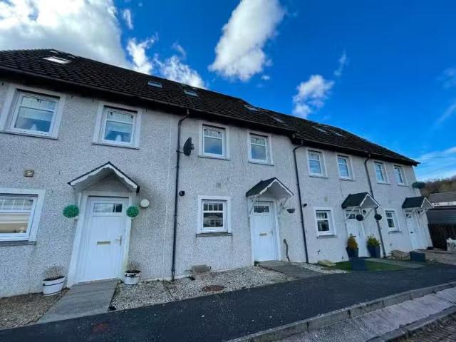 Just in! 2 BA 3 bedroom town house for rent in Jacks Mews, Cum.