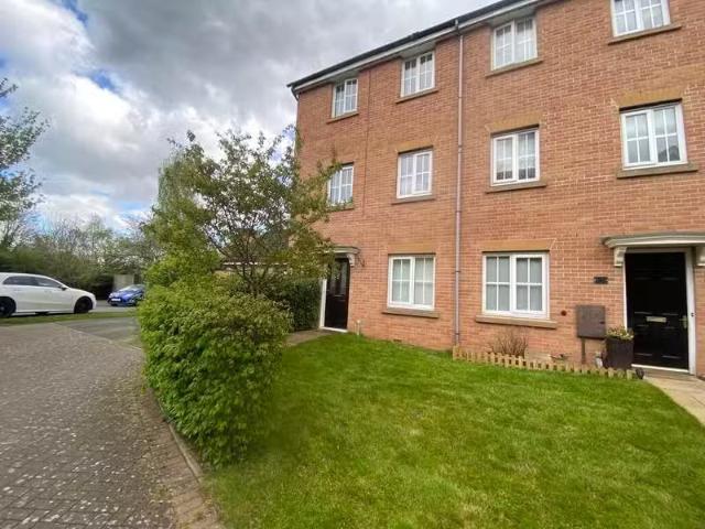 Cheap 2 BA 3 bedroom town house for rent in Laxton Grove, Soli.