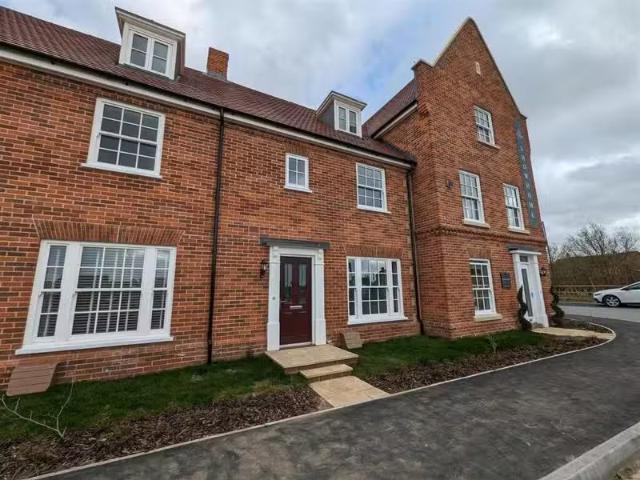 Deal! 2 BA 3 bedroom town house for rent in Rosehip Chase, off.