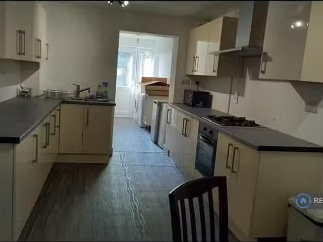 Just in! 2 BA 1 bedroom house share for rent in Creswicke Road.