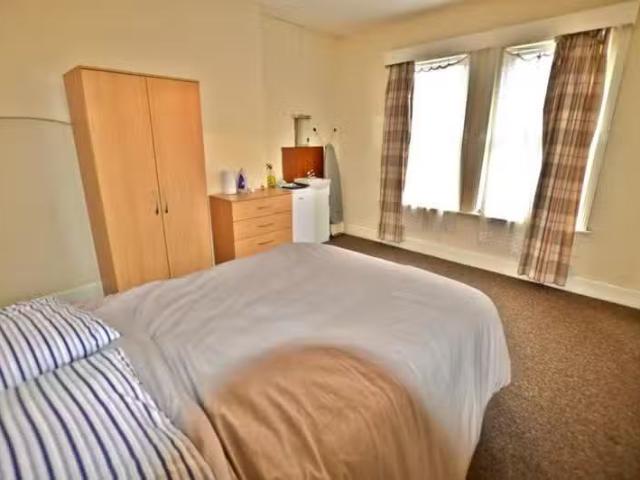 Unique 2 BA 1 bedroom house share for rent in St Mary's Road.