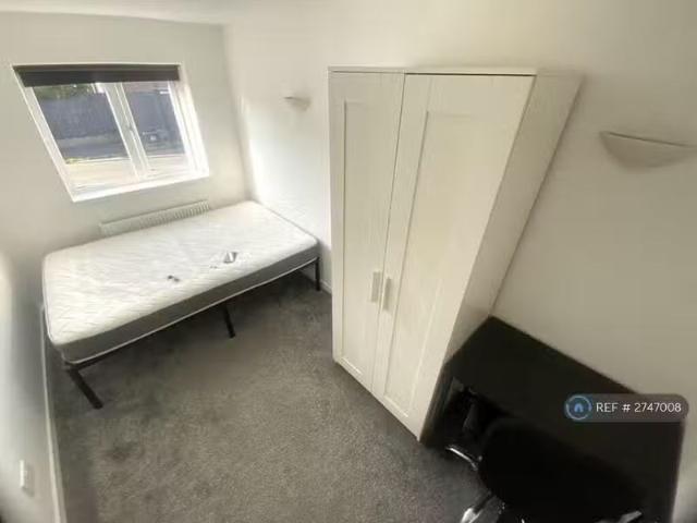 Cheap 2 BA 1 bedroom house share for rent in Thornbera Road, B.