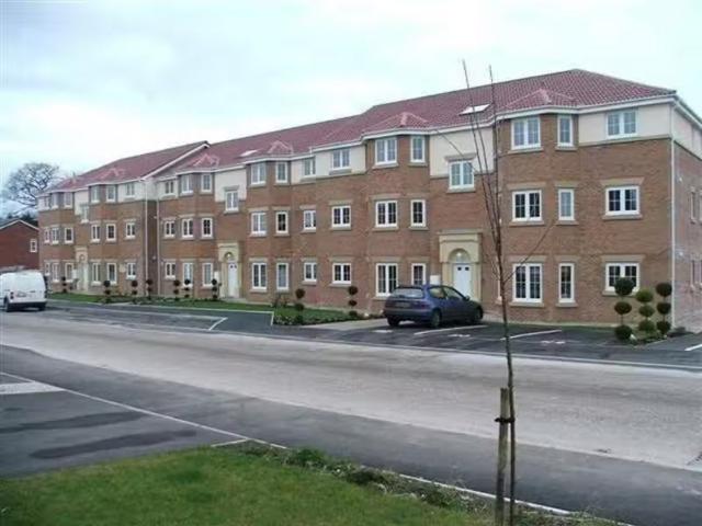 Nice 2 BA 2 bedroom apartment for rent in Watermans Walk, Carl.