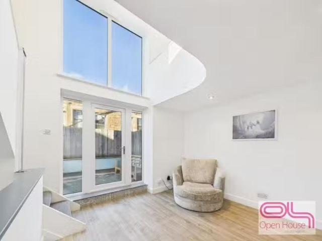 Charming 2 BA 2 bedroom flat for rent in Morley Street, Padiha.