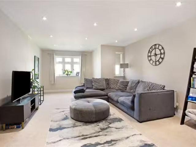 Deal! 2 BA 2 bedroom property to let in Ember Lane, Esher, Sur.