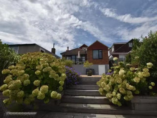 Rental! 2 BA 4 bedroom bungalow for rent in Mill Hill Drive, S.