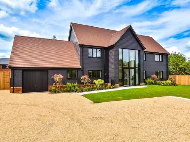 Rental! 2 BA 4 bedroom barn conversion for rent in Priors Hall.