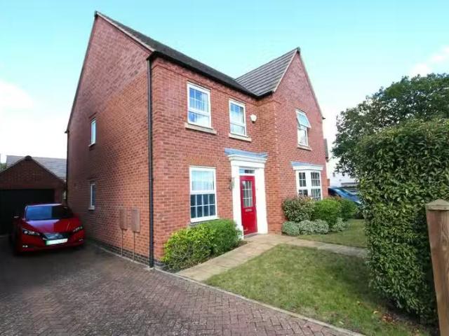Deal! 2 BA 4 bedroom detached house for rent in Macbeth Approa.