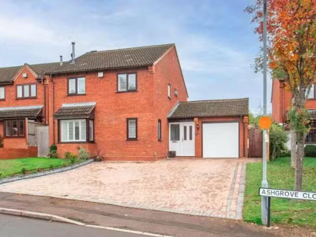 Deal! 2 BA 4 bedroom detached house for rent in Ashgrove Close.