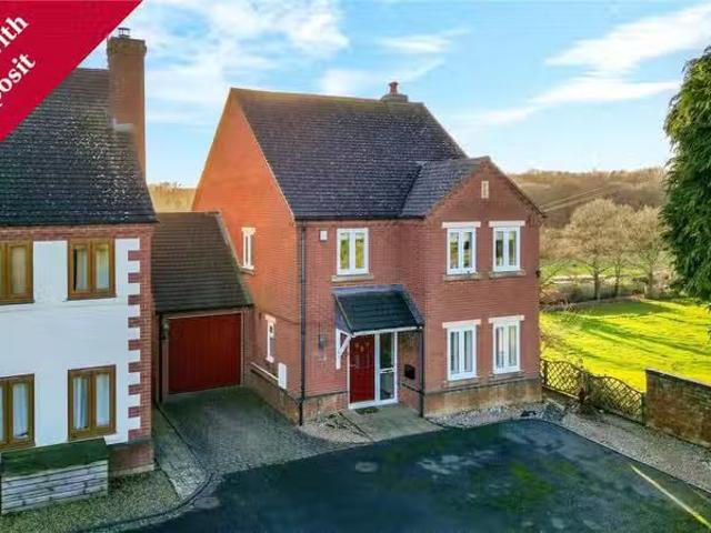 Rental! 2 BA 4 bedroom detached house for rent in Callow Hill.