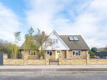 Rental! 2 BA 4 bedroom detached house for rent in Hayes Way, B.