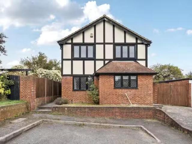 Charming 2 BA 4 bedroom detached house for rent in Hotham Clos.