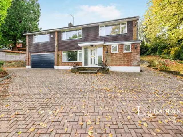Cozy 2 BA 4 bedroom detached house for rent in Park Road, Kenl.
