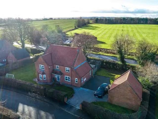 Unique 2 BA 4 bedroom detached house for rent in The Drive, Wa.
