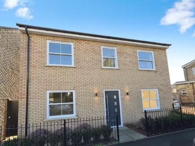 Just in! 2 BA 4 bedroom house for rent in High Street, Sutton.