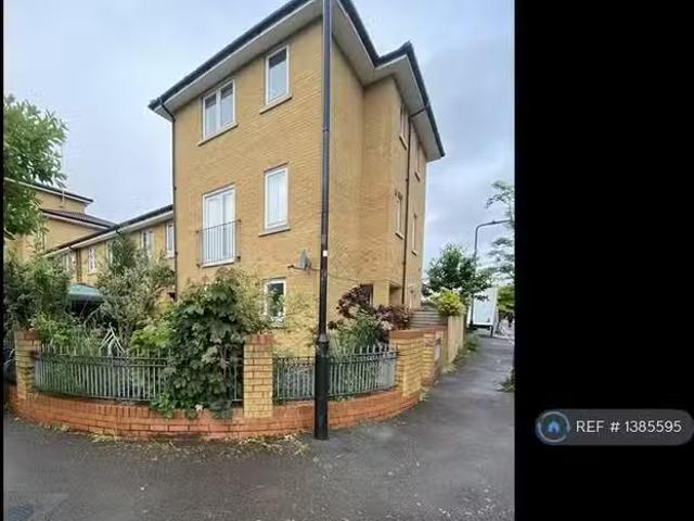 Charming 2 BA 4 bedroom semi detached house for rent in Brinkw.