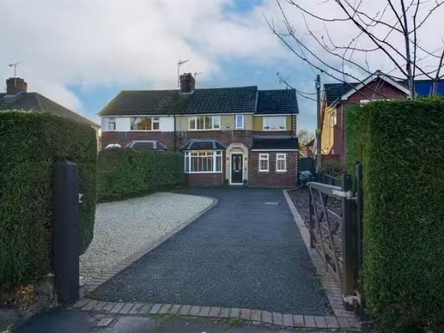 Charming 2 BA 4 bedroom semi detached house for rent in Elwort.