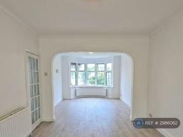 Rental! 2 BA 4 bedroom semi detached house for rent in Pinner.