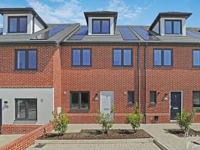 Unique 2 BA 4 bedroom terraced house for rent in Epping, CM16