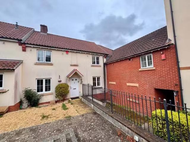 Cheap 2 BA 4 bedroom terraced house for rent in Hickory Lane.