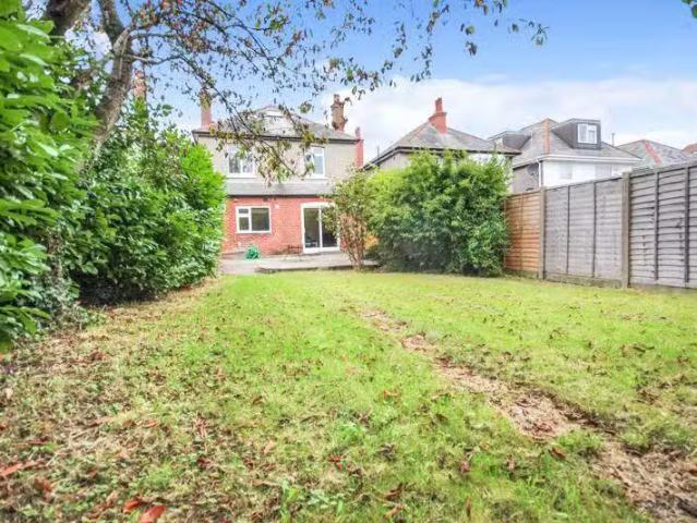 Cozy 2 BA 5 bedroom detached house for rent in Winton, Bournem.