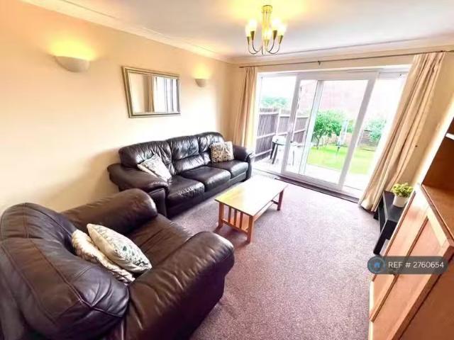 Nice 2 BA 5 bedroom terraced house for rent in Tippett Close.