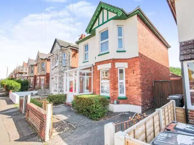 Cozy 2 BA 6 bedroom detached house for rent in Frederica Road.