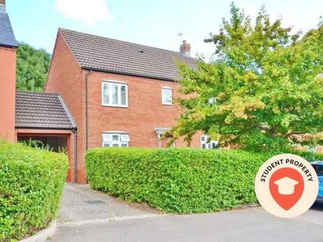 New 2 BA 6 bedroom semi detached house for rent in Blandamour.
