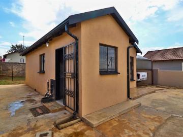Cozy 2 bed Home in Lotus Gardens