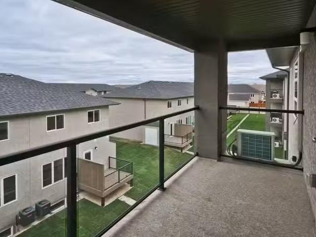 Just in! 2 Bed Roderick b Sixth Ave. Towers