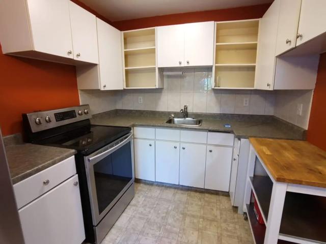 COZY 2 BED & 1.5 BATH TOWNHOUSE CLOSE TO SCHOOLS & SHOPPING