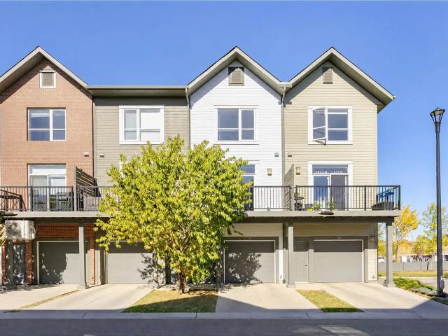Cozy 2 Bedroom 2.5 Bath Townhouse in Beautiful Griesbach