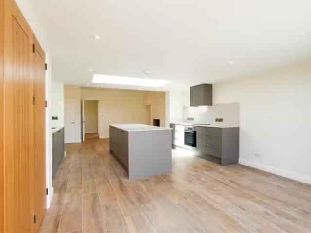 Charming 2 bedroom terraced house for rent in Cambridge Road.