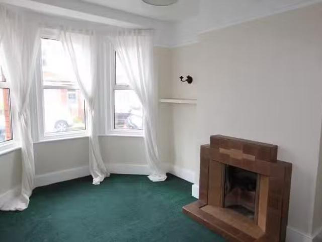 Deal! 2 bedroom terraced house for rent in Greys Road, Eastbou.