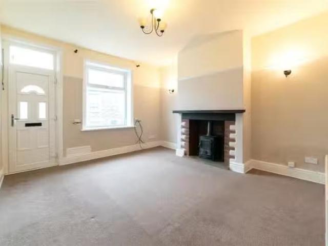 Deal! 2 bedroom terraced house for rent in Rosemount Avenue, B.