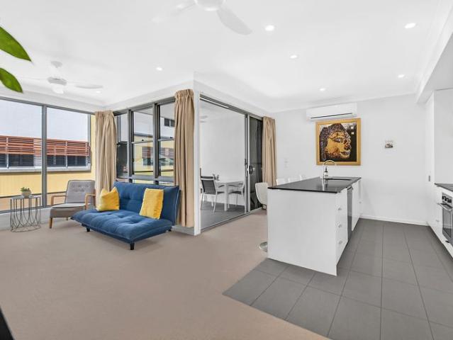 Cozy 2 bedroom townhouse in Emerald lakes Carrara
