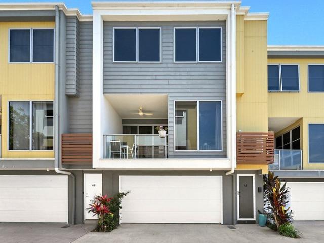 Cozy 2 bedroom townhouse in Emerald lakes Carrara