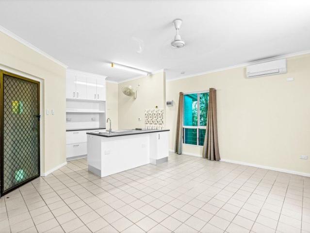 Cozy 2 bedroom Unit in Convenient location