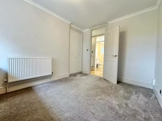 Cozy 2 bedroom apartment for rent in Copper Beeches, 40 School.