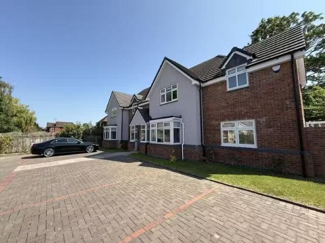 Cheap 2 bedroom apartment for rent in Cornerways, Balsall Stre.