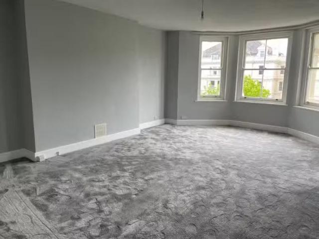New 2 bedroom apartment for rent in Castle Hill Avenue, Folkes.