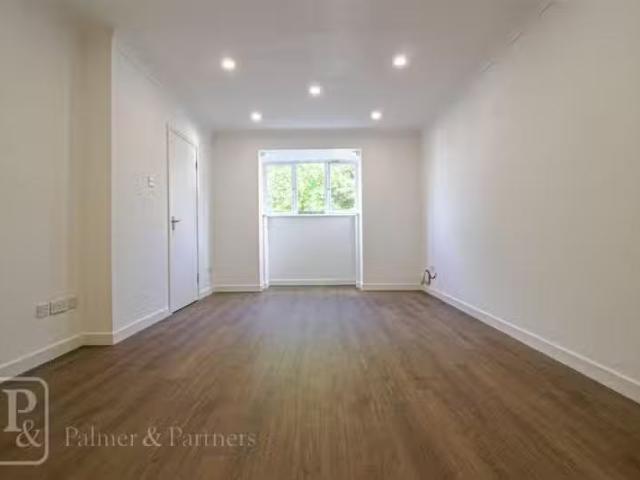 Just in! 2 bedroom apartment for rent in St Andrews Gardens, C.