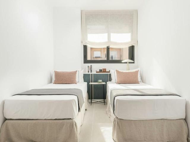 Cozy 2 Bedroom Apartment with Balcony in Sagrada Família, Barcelona Amsterdam Apartments for Rent