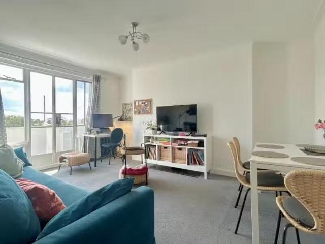 Rental! 2 bedroom flat for rent in Furze Hill, Hove, BN3